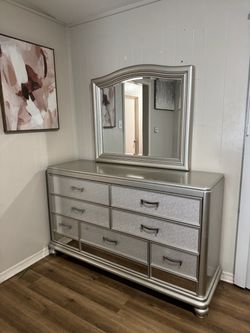 Beautiful Dresser with Mirror - Excelente condition!