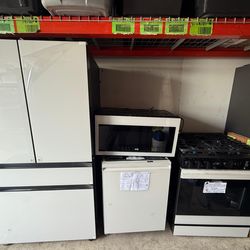 Samsung Bespoke White Glass Counter Depth Kitchen Package