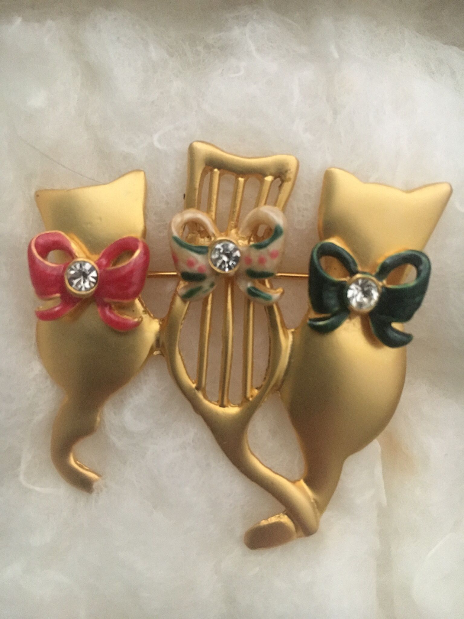 Vintage Gold Tone Enamel 3 Cats Playing w/ Christmas Bow Holiday Pin Brooch