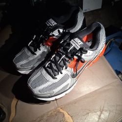 Nike Romero 5 =9 1/2 Brand New