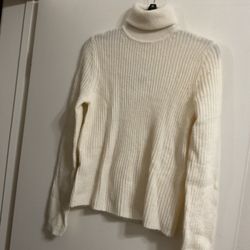Super warm beautiful women’s new cream mng sweater size L 