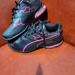 Womens Size 8 PUMA Sneakers