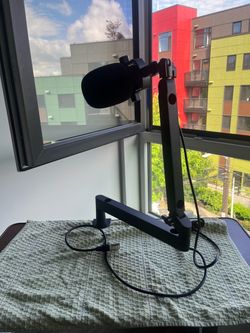 Podcasting microphone with low profile swivel arm