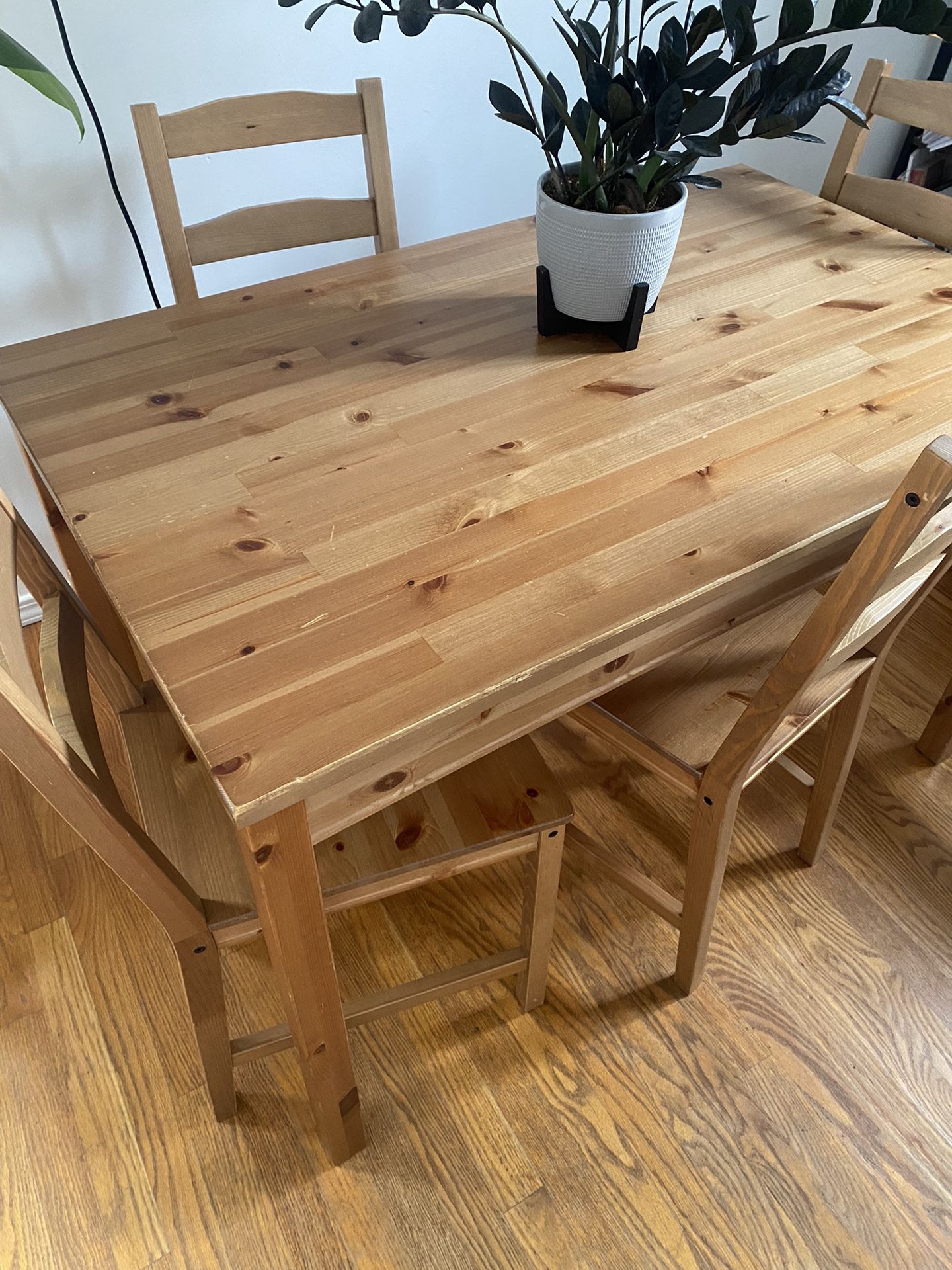 Dining set - Table and 4 Chairs