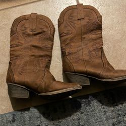 Celia Boots Beautiful Whit A USA Patent 