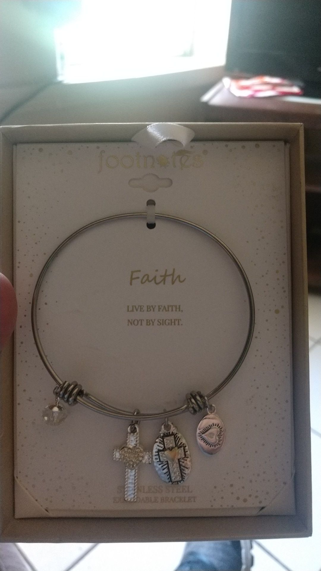 Footnotes Stainless steel expandable bracelet with 4 charms