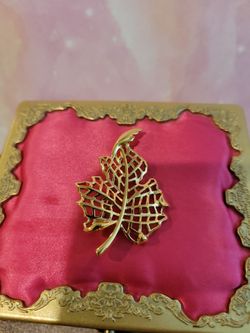 Trifari Goldtone Leaf Brooch Pin 2.25" Opulence Style  F12