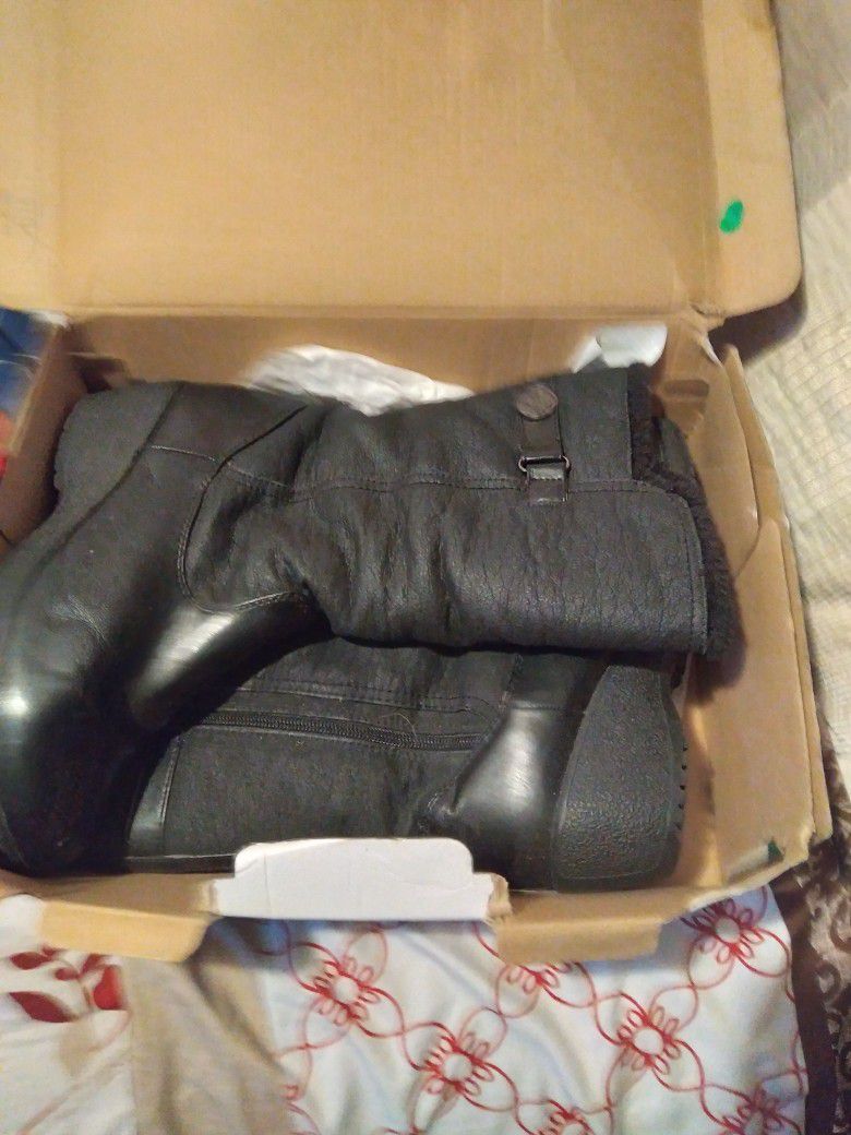 Size 8 Khombu Winter Boots 