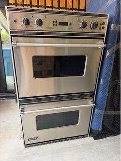 Viking double oven.