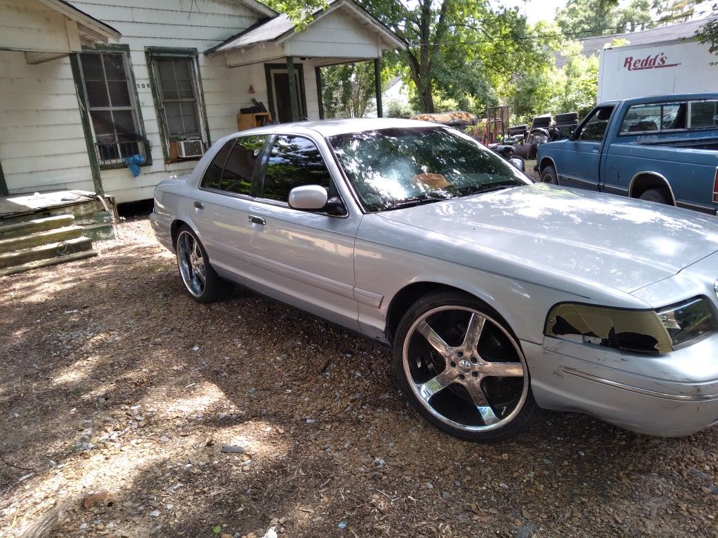 98 Crown victoria With L7 15 Capacitor 1800 Watt Audiopipe And Battery..no Check Engine Light On...200k Miles 