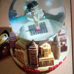 BETTY BOOP MARILYN MONROE MUSICAL SNOW ITEM 6814 WESTLAND GIFT WEAR