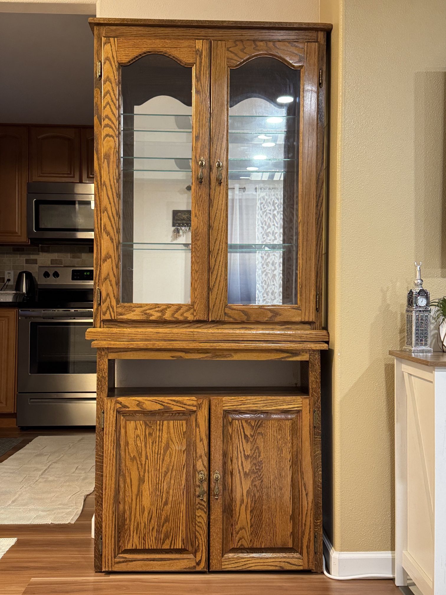 Beautiful oak Hutch