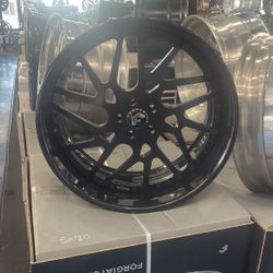 Forgiato 22x9 - 22x10.5 Staggered Matte Black Center - Glossy Lip 5x115 Bolt Pattern