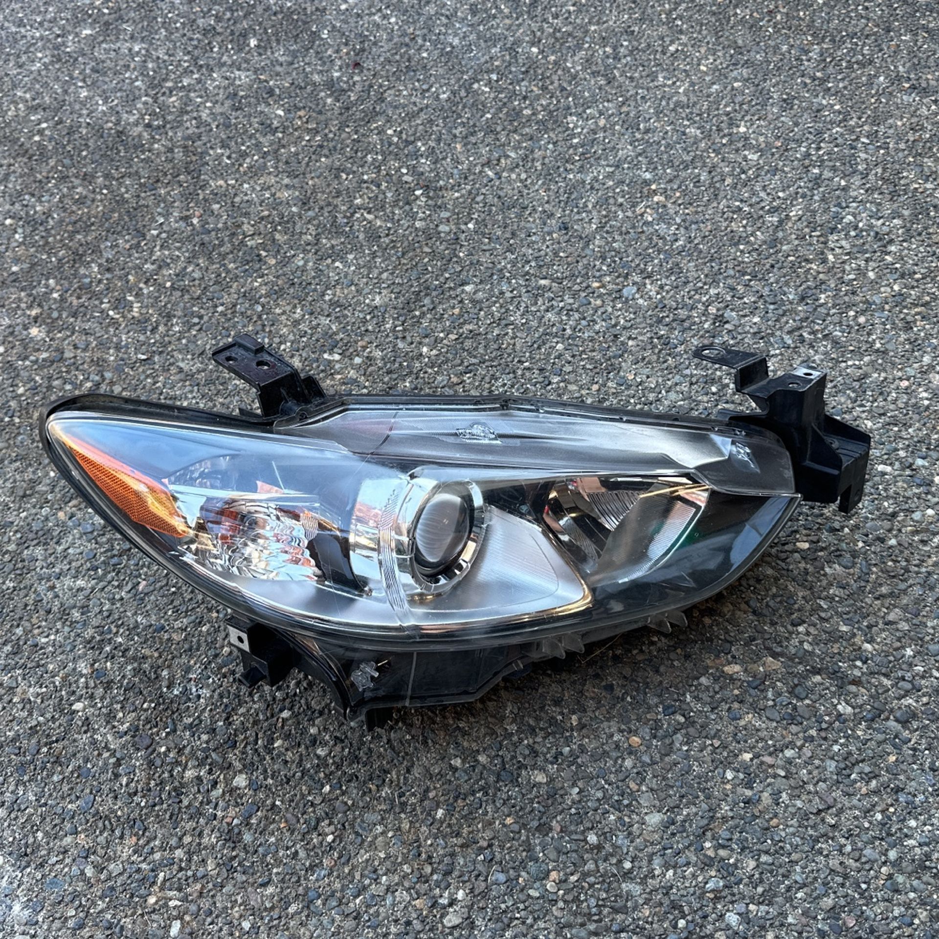 2013 Mazda 3 Right Head Light