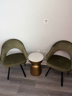 2 swivel chairs & Side table