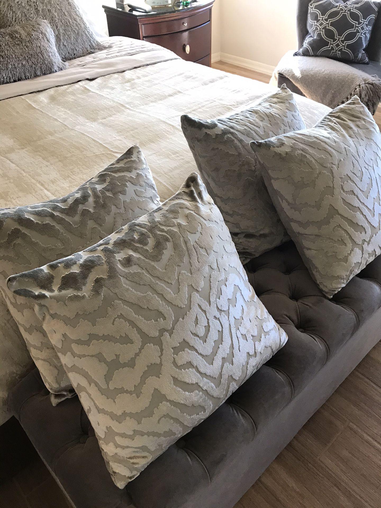 Deco pillows.