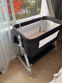 Baby Bedside Bassinet with Wheels
