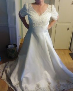 Beautiful white wedding dress Size 16