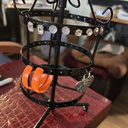 Ear Ring Holder W/5 Paid Of Ear Rings 