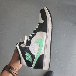 Jordan 1 Mid
Green Glow 9.5