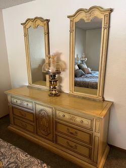 Dresser with two mirrors