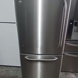 30 Wide Bottom Freezer Refrigerator 