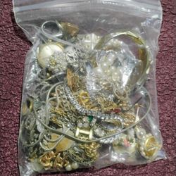 Lot of Vintage/Old Costume Jewelry 