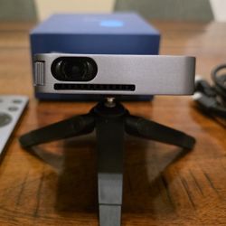 Philips GoPix 1, Ultra Slim Portable Projector, LED DLP, 2h Battery Life