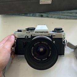 OLYMPUS OM-10 SLR 35MM FILM CAMERA W/ F/1.8 50MM LENS + MANUAL ADAPTER