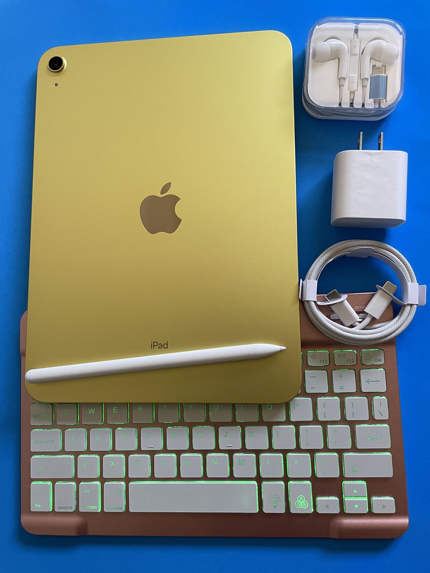 256gb Apple IPad 10th Generation (10.9” Liquid Retina / Latest 2022 ) with pen, keyboard, case & Accessories (warranty 04/2025)