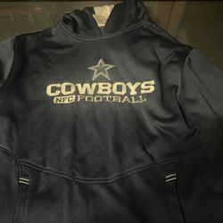 Men’s Sweater Small Looks Bigger