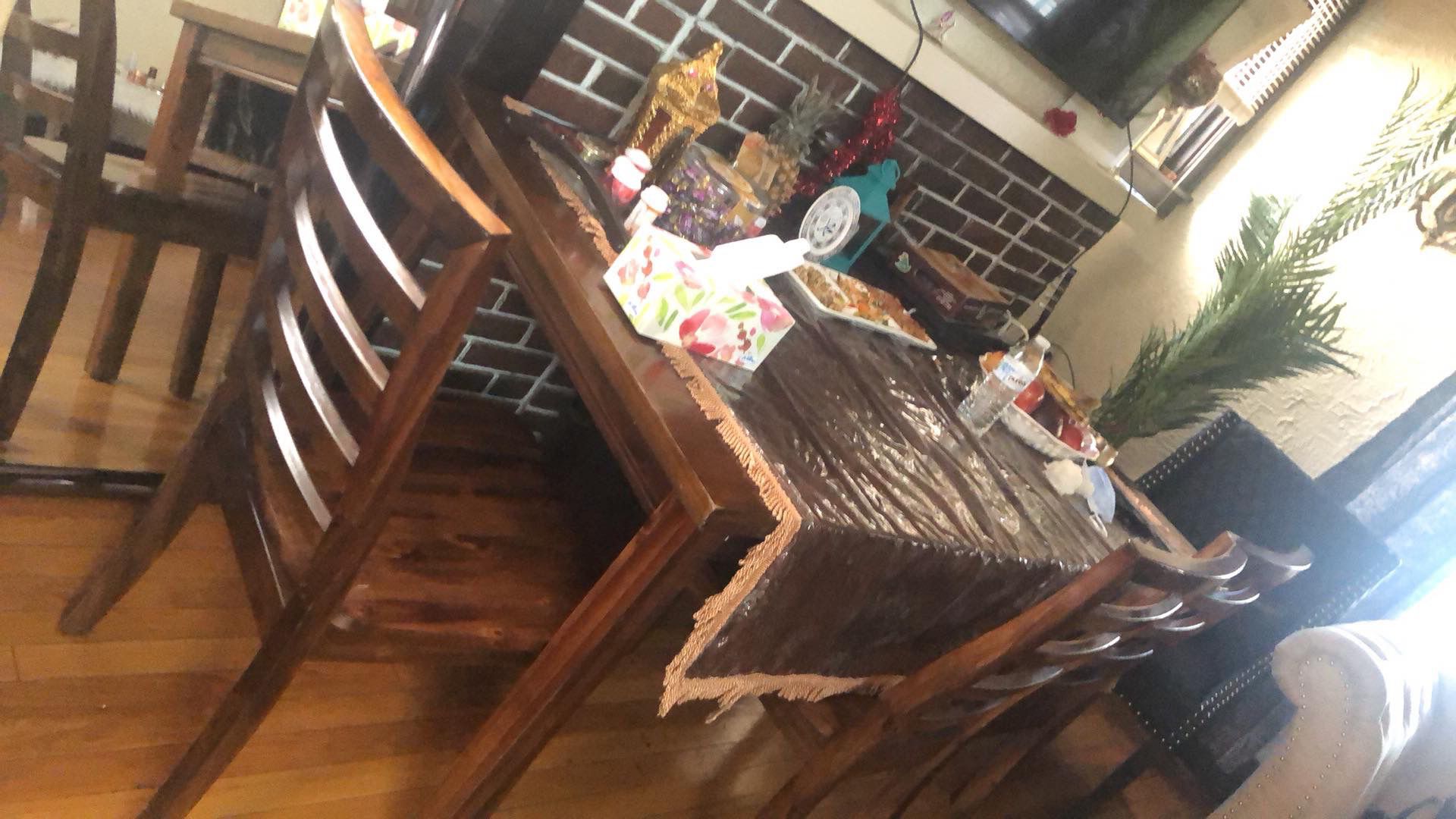 1 table and 5 chairs