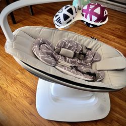 4moms MamaRoo Multi-Motion Baby Swing,  with 5 Unique Motions, White 