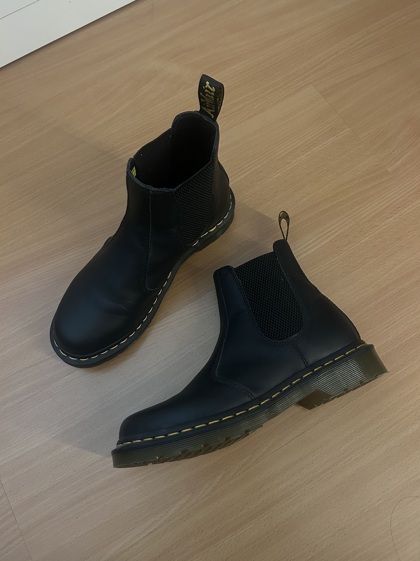 black Doc Marten 2976 Women’s Leather Chelsea Boot