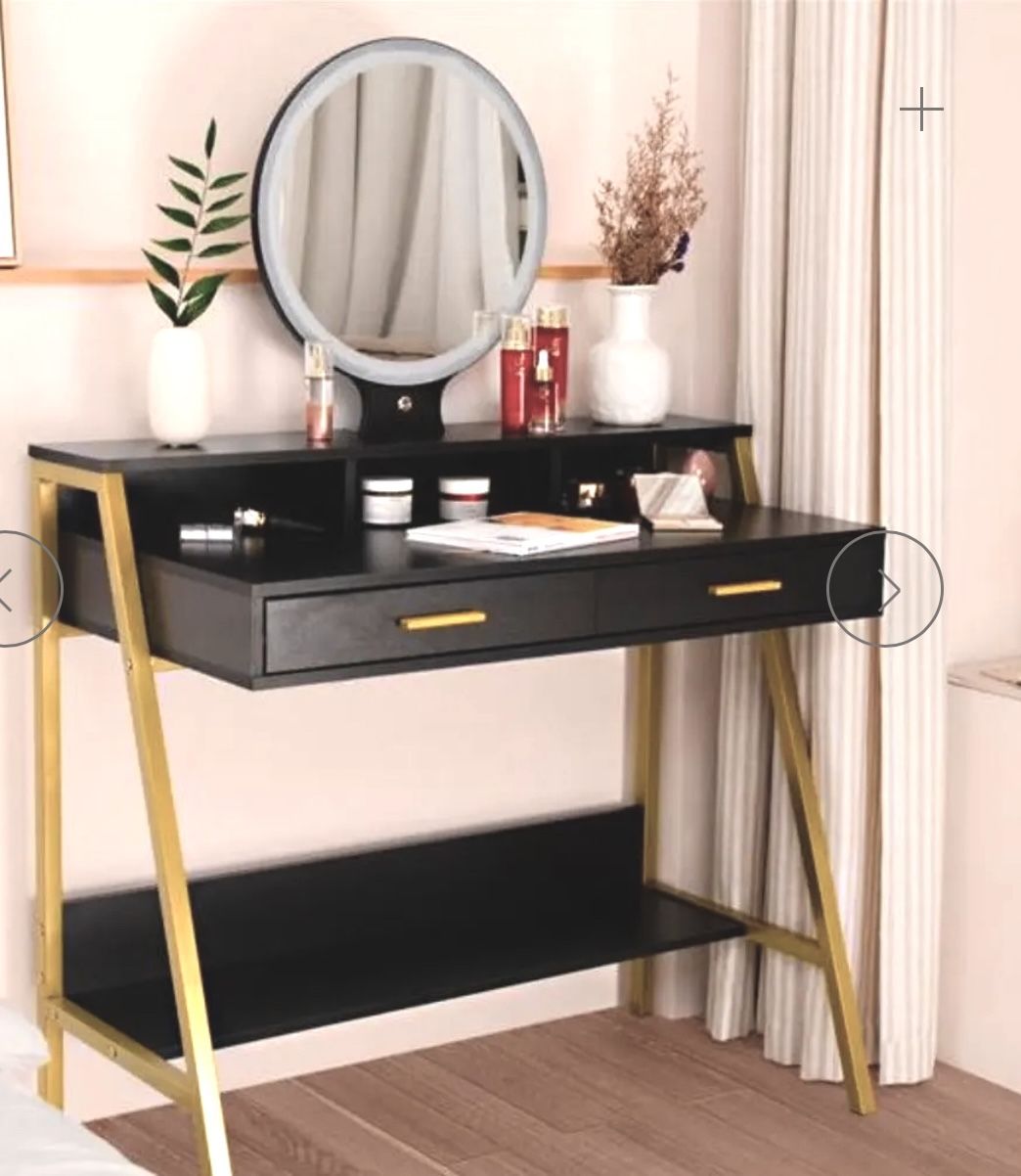 Vanity Table With Lighted Mirror And Draws.
