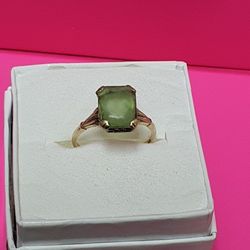 10Kt Gold Ring Size 7 -Green Stone - 1.98g