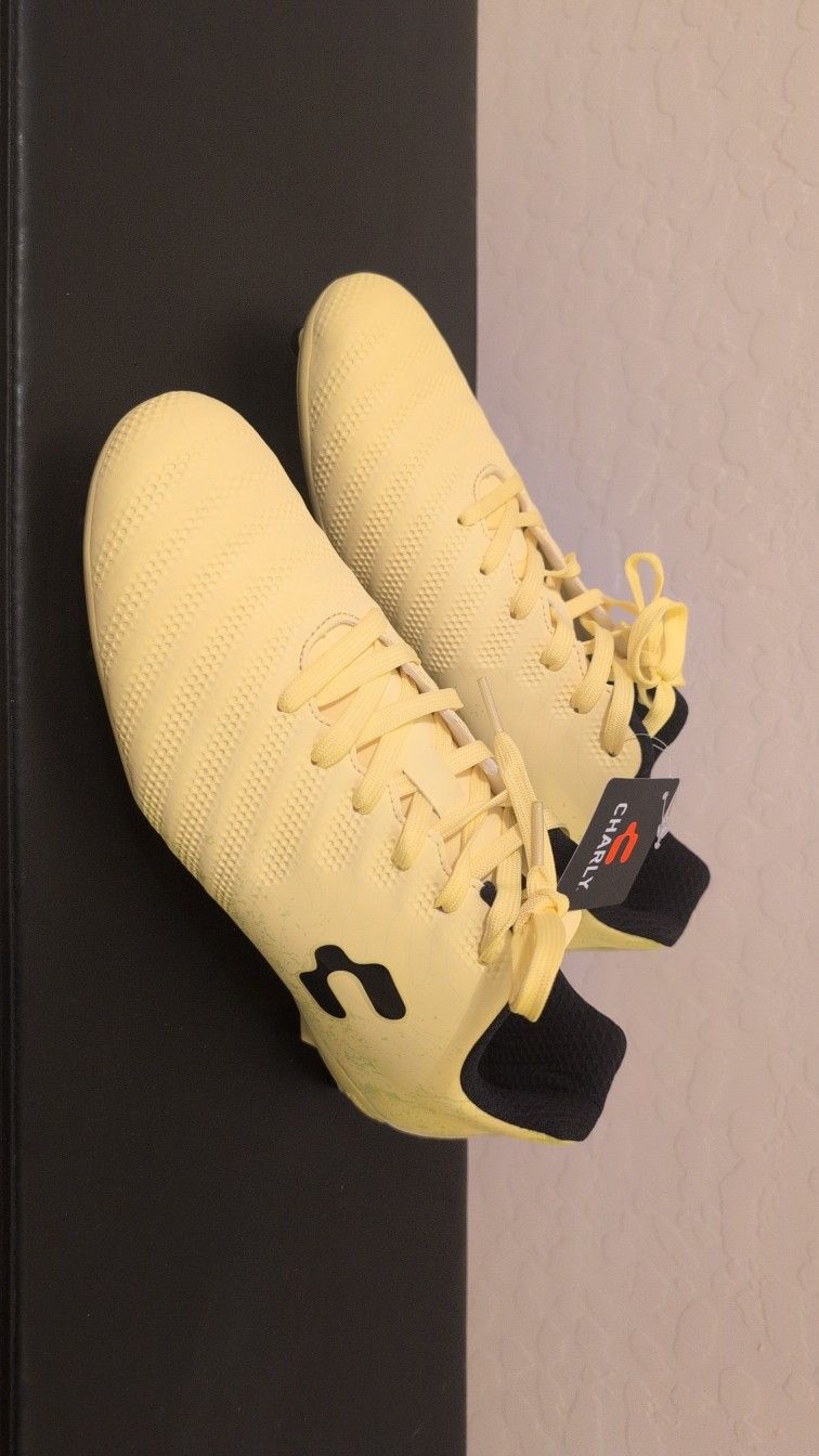 Men's CHARLY HOTCROSS 2.0 Soccer Cleats Size 9.5 NEW