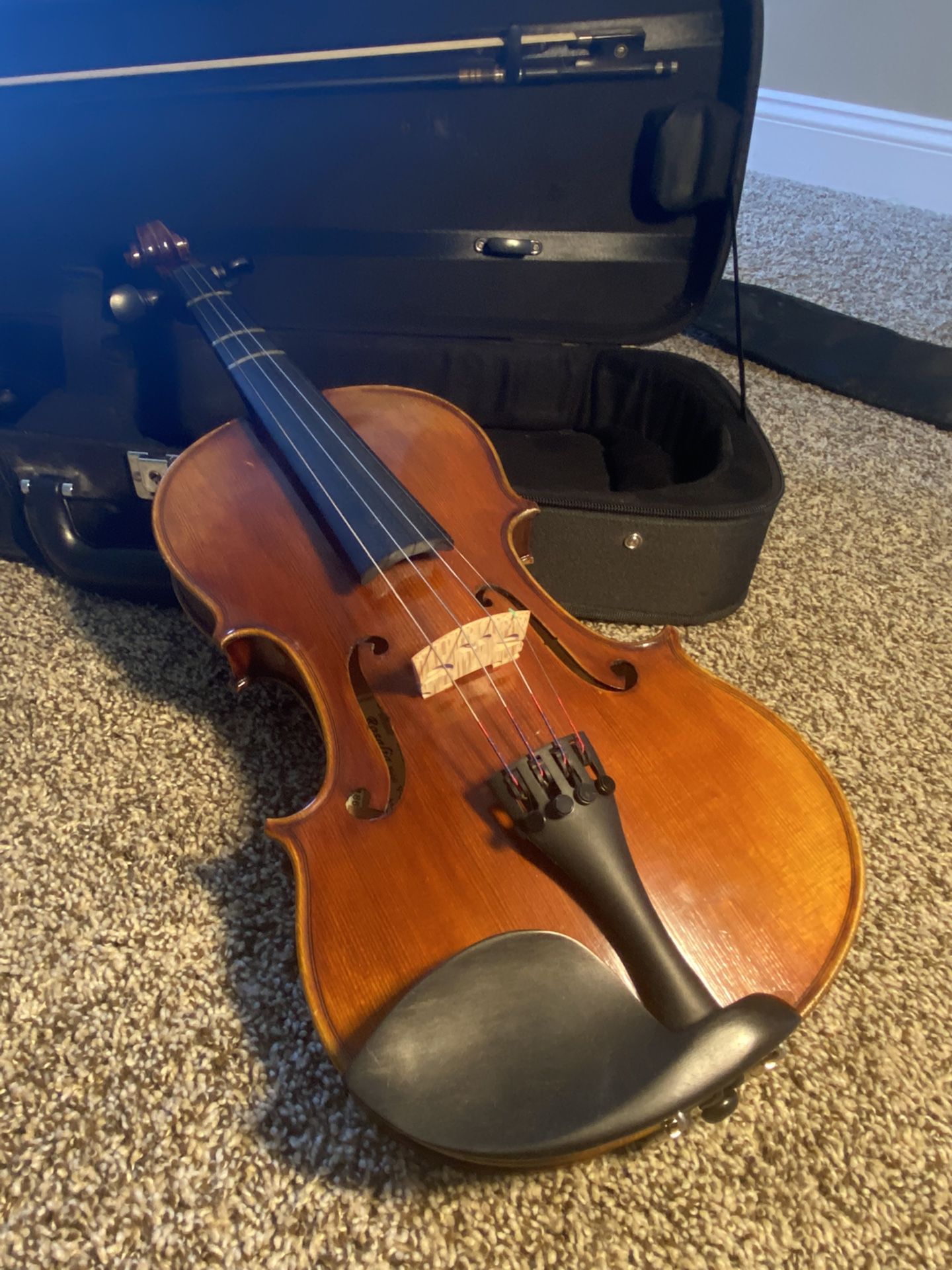 4/4 Violin + Bow + Case + Headrest + Rosin 