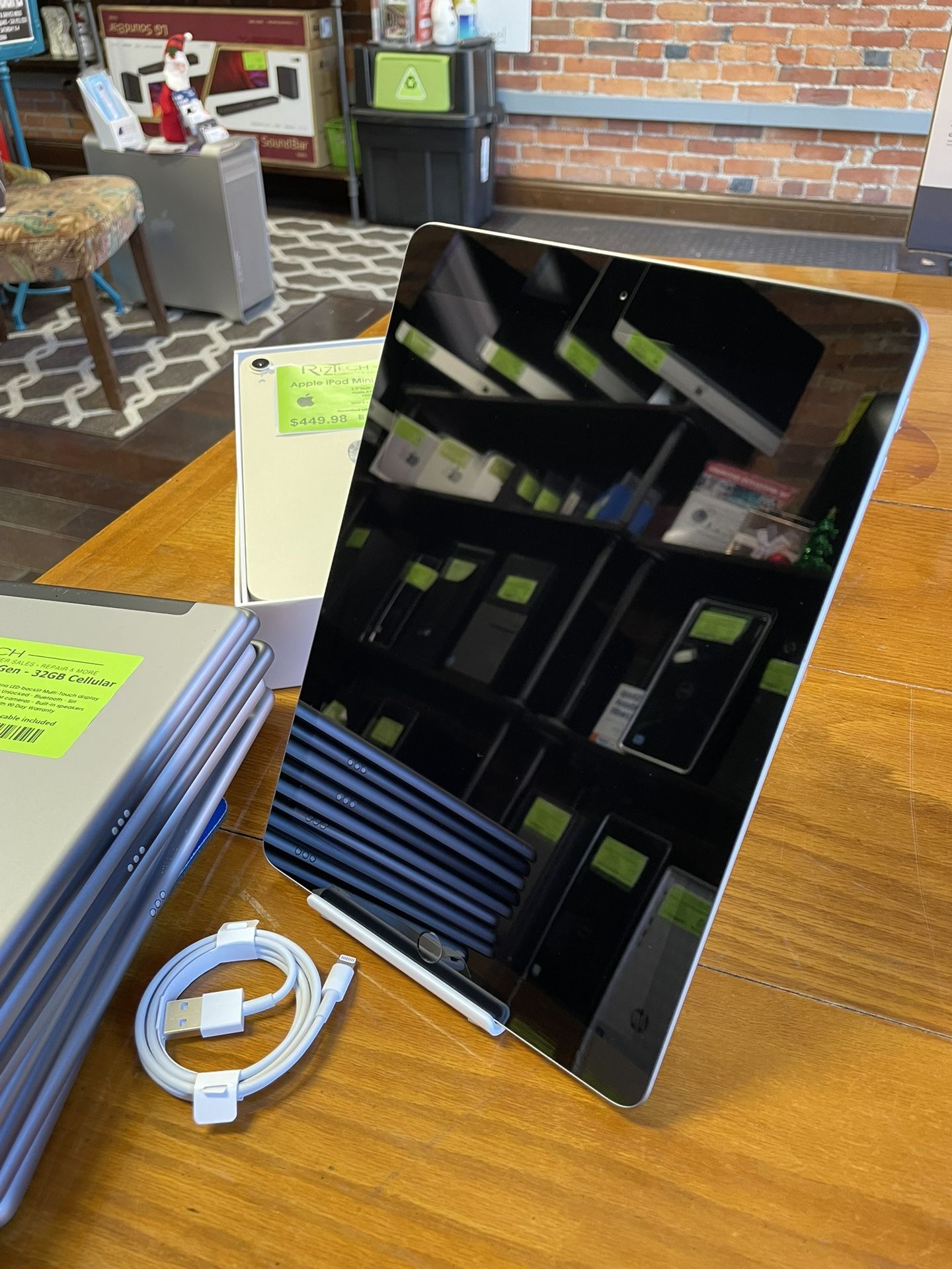 Apple iPad 6th Generation 32GB WiFi Includes Apple Lightning Cord & 90 Day Warranty