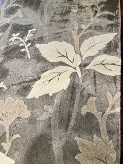 $100 + Retail Price Home Decorations Collections Blooming Flowers Area Rug 5ft X 7ft  Perfect Condition Like New  Green White  & Ivory Tones