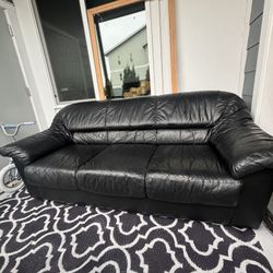Black Leather Couch – Comfortable and Stylish