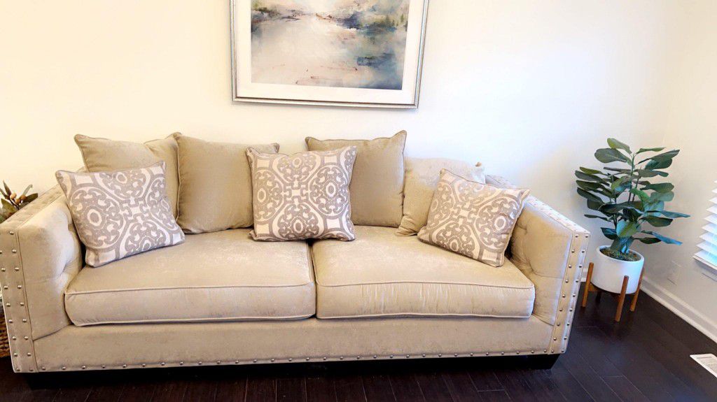 Raymore Flanagan Couch With Pillows