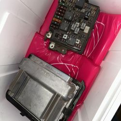 ECU And Fuse Box For GMC 2001 Yukon