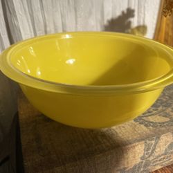 323 Pyrex 8½" Yellow Rainbow Mixing / Serving Bowl 1.5 L In very good vintage condition  