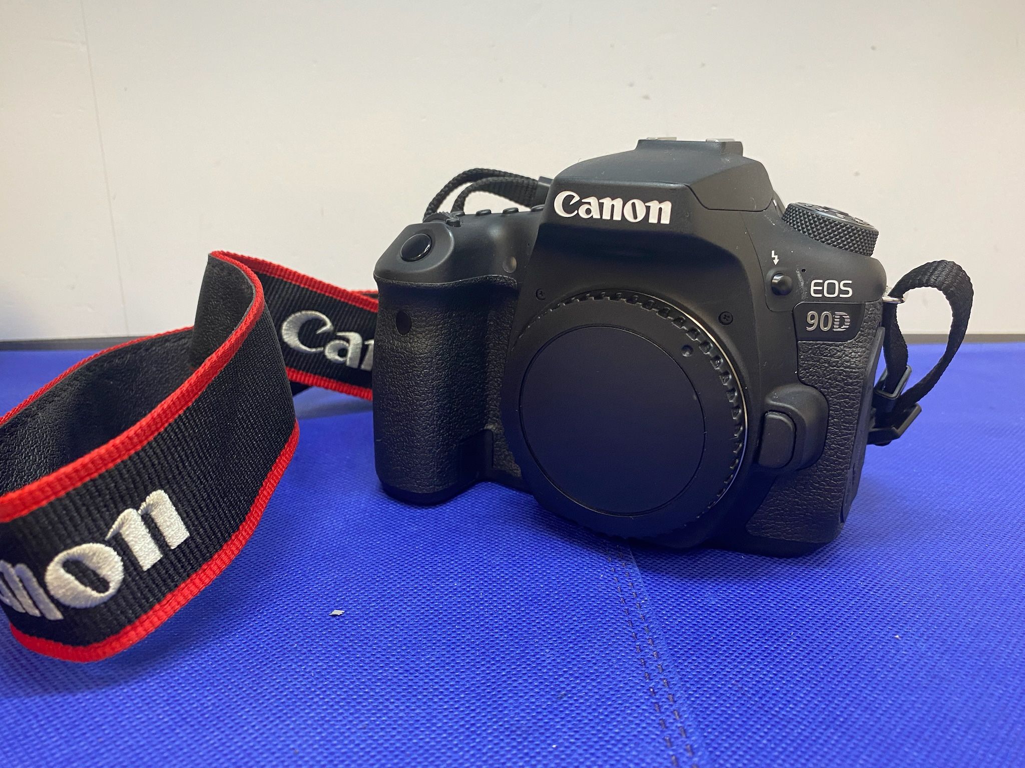 Canon EOS 90D 32.5MP Digital SLR Camera Body & Battery