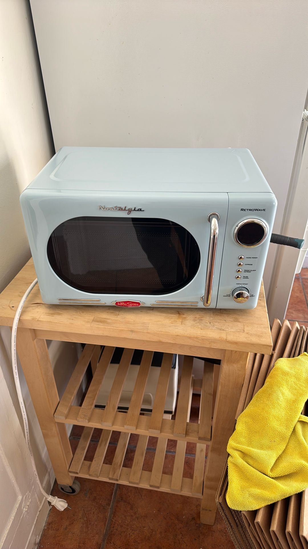700W Blue Retro Microwave