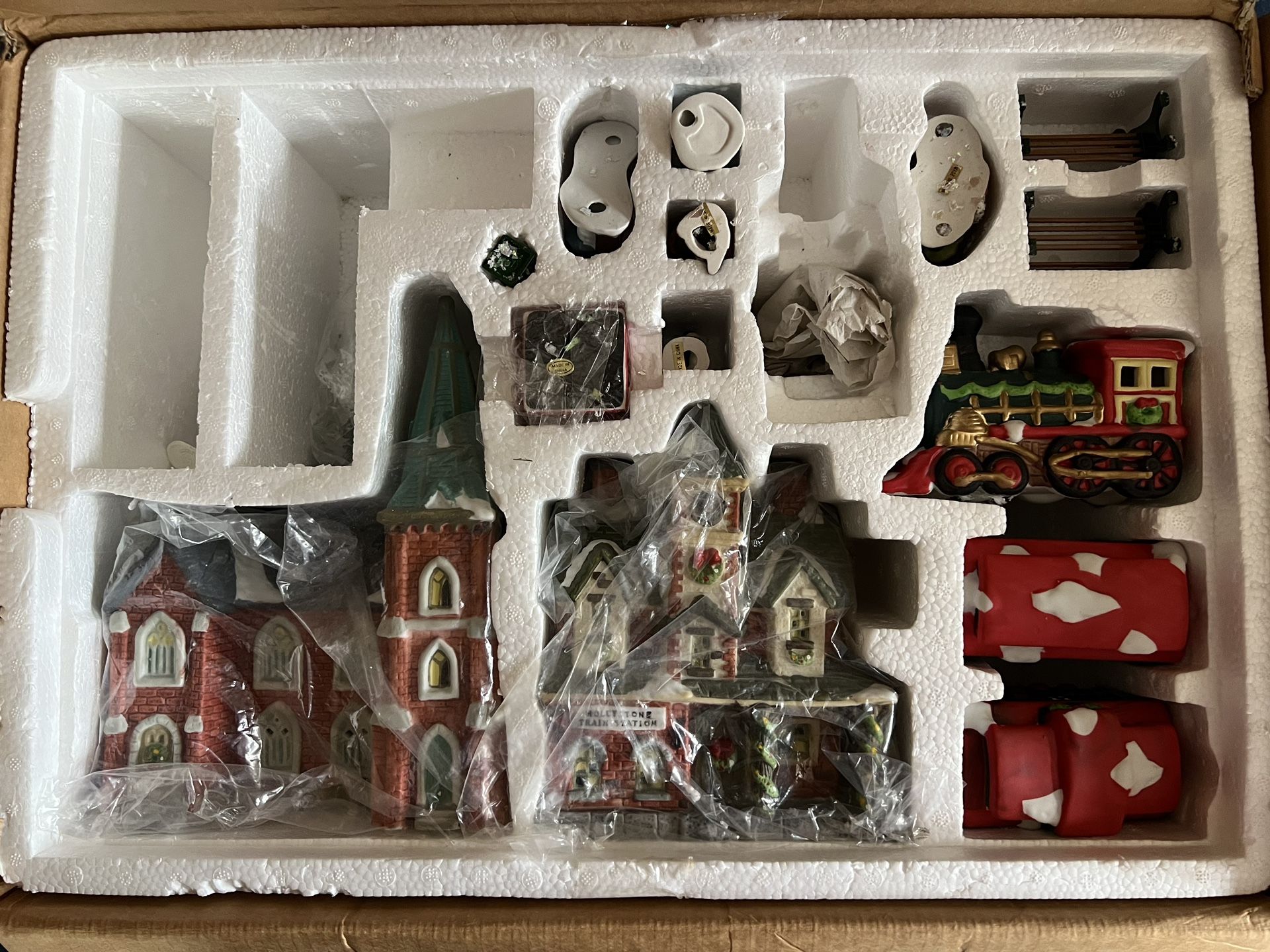 Town Center Ceramic Village 19 Piece Set Table Decor
