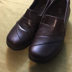 -Clark-Real Leather Ladies Shoes (Size 10 M )