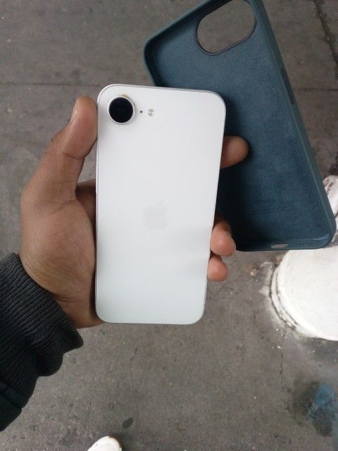 iPhone 16e