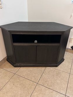 Corner tv stand